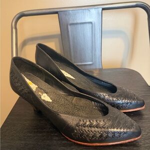 vintage black leather braided kitten heel pumps by Hippopotamus Sz 5.5